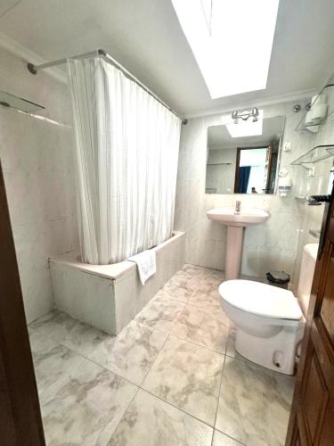 a bathroom with a toilet and a sink at Barraca Suites in Valencia