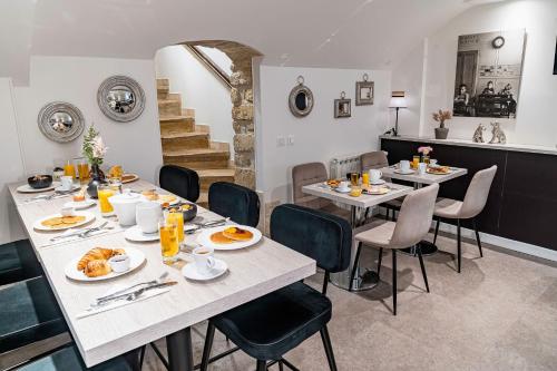 une salle à manger avec des tables et des chaises avec de la nourriture dans l'établissement Hotel de la Paix Tour Eiffel, à Paris