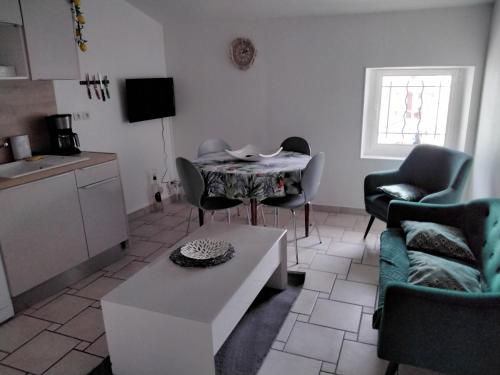 un salon avec une table et deux chaises dans l'établissement Cosy de Vias, à Vias