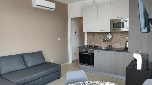 O bucătărie sau chicinetă la Recanati Chic Apartament -La Maison de la Madame