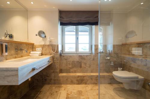 Koupelna v ubytování Hotel Gasthof Alte Post Holzkirchen