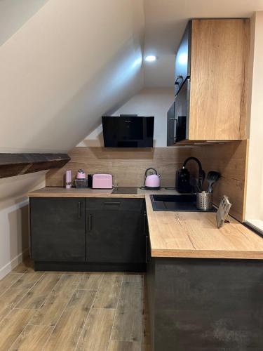 - une cuisine avec un comptoir et un four micro-ondes dans l'établissement Love Room 'Secret des Combles' Vosges, à Plombières-les-Bains