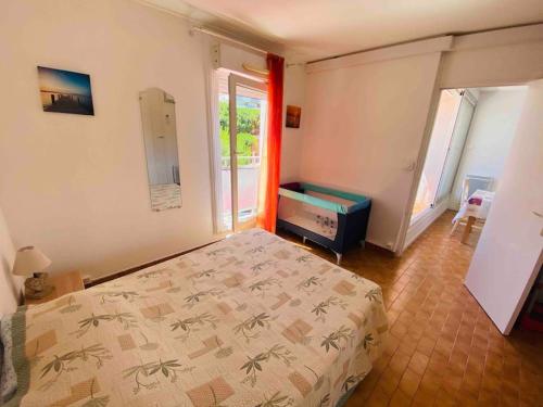 a bedroom with a bed and a window at T2 centre ville parking prive clim 300m plage in La Grande-Motte