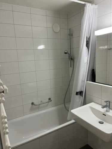 バーゼルにあるWohnung Basel City bis max 6 Personenの浴槽、洗面台、シャワーを備えたバスルーム