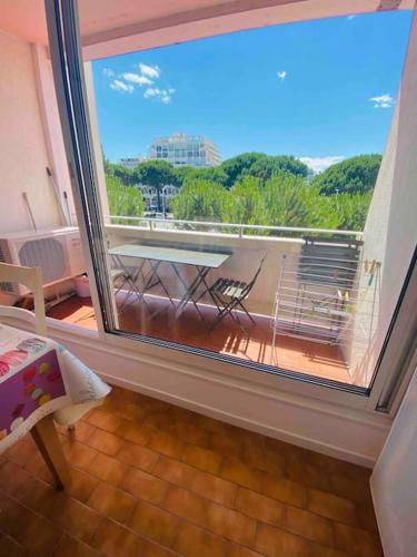 T2 centre ville parking prive clim 300m plage
