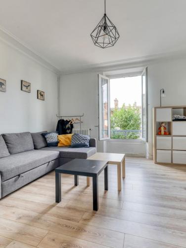 un salon avec un canapé et une table dans l'établissement appartement 35 m2 1 à 4 pers - Rickhoss Home, à Samois-sur-Seine