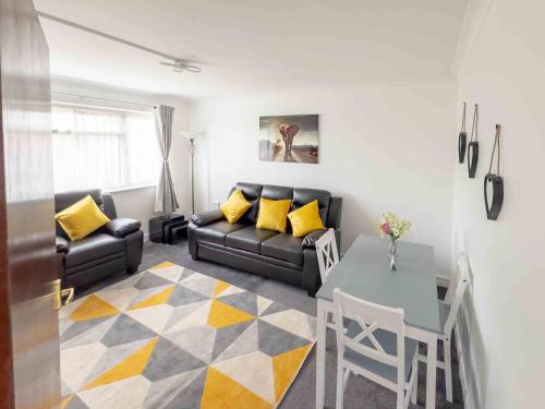 Χώρος καθιστικού στο Modern 2 BR ground floor apartment with parking and garden