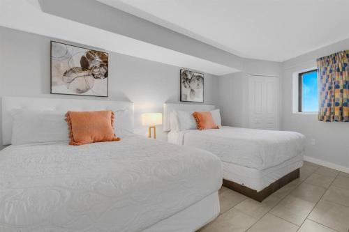 マートルビーチにあるWINTER RATES! Make Memories Ravishing Angled Oceanfront Suite OR 916のベッド2台と窓のある寝室