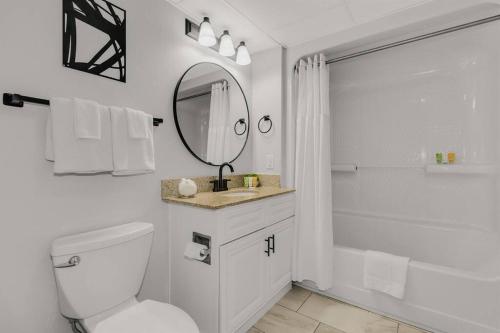 マートルビーチにあるWINTER RATES! Make Memories Ravishing Angled Oceanfront Suite OR 916のトイレ、洗面台、鏡のあるバスルーム