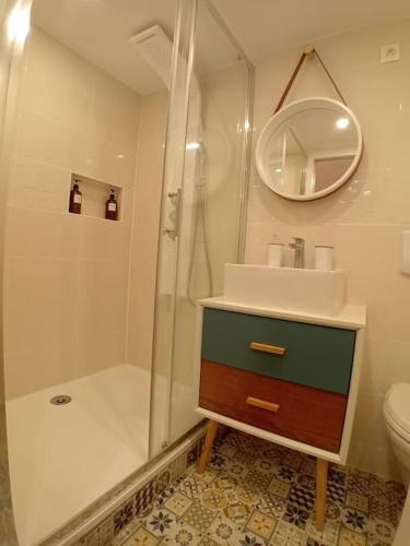 une salle de bain avec une douche, un lavabo et des toilettes dans l'établissement Le Cocon Cosy proche gare, à Sainte-Geneviève-des-Bois