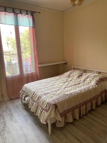 - une chambre avec un lit en face d'une fenêtre dans l'établissement Charmant T2 bucolique, à Trappes