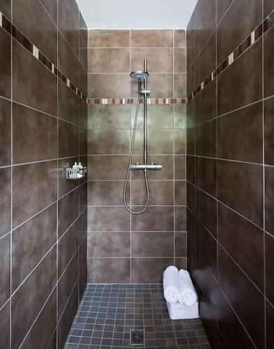 une salle de bain avec douche et toilettes dans l'établissement Villa La Pinède - Calvi, à Calvi