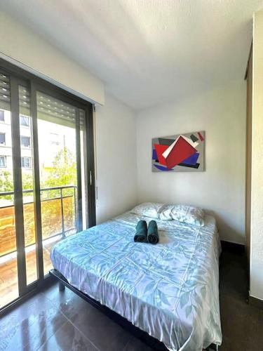 une chambre avec un lit avec deux chaussures dessus dans l'établissement Casa Félix, à Perpignan