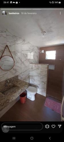 un bagno con un water bianco e un lavandino di Chácara Canaã a Valença