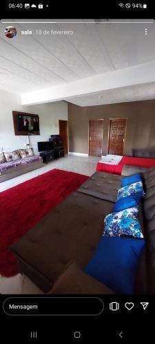 una grande camera da letto con due letti e una televisione di Chácara Canaã a Valença