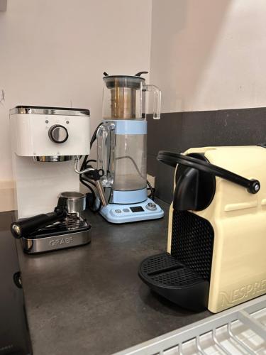 un comptoir de cuisine avec un mixeur sur un comptoir dans l'établissement Havre de paix à Paris, à Paris