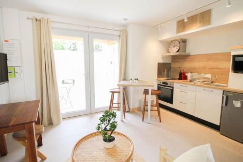 une cuisine avec une table et une salle à manger dans l'établissement Le Lodge, à Angoulême