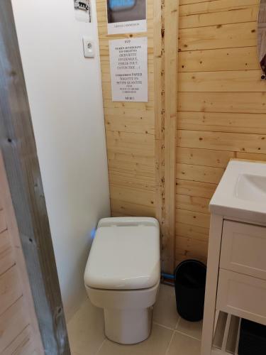une petite salle de bain avec toilettes et lavabo dans l'établissement Chambre privée pour 1 ou 2 personnes, à Grasse