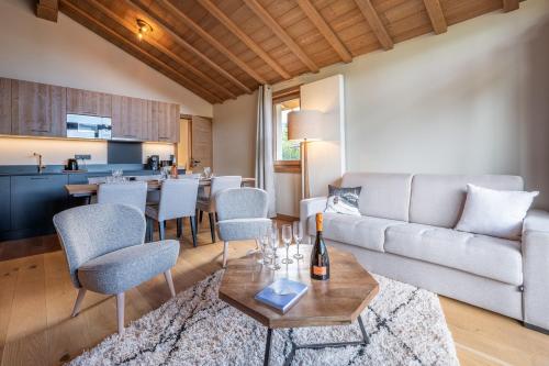 un salon avec un canapé et une table dans l'établissement Megève appartement 4 pièces résidence de standing, à Megève