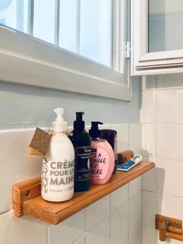 une étagère avec des articles de toilette sur un comptoir de cuisine dans l'établissement chambre dans une appartement la belle de mai, à Marseille