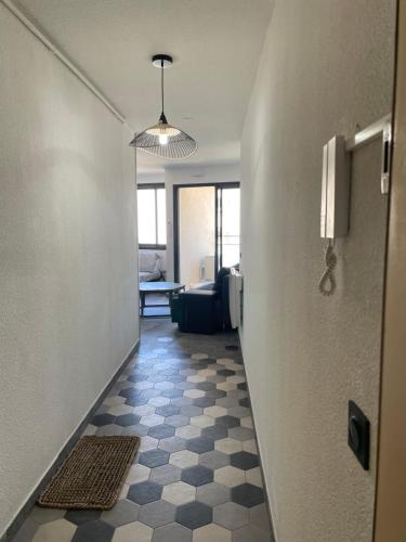 un pasillo vacío con una habitación con suelo en Canet Studio, en Canet-en-Roussillon