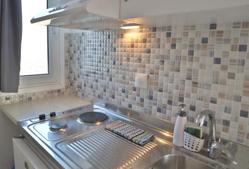 Kuchyň nebo kuchyňský kout v ubytování Helios Studios & Apartments