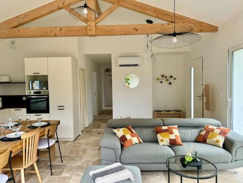 un salon avec un canapé et une table dans l'établissement Villa à deux pas du Lac, à Léon