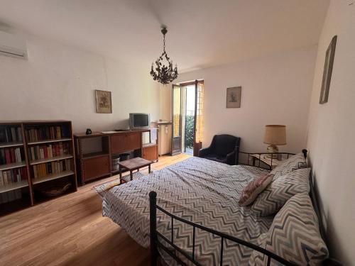 1 dormitorio con cama, escritorio y silla en Vicolo Minzoni, en Como