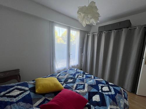 - une chambre avec un lit doté d'une couette et d'une fenêtre dans l'établissement Appartement en ville avec place de parking et wifi, à Sanary-sur-Mer