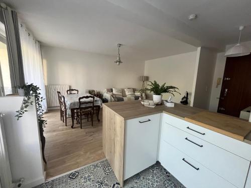 Il comprend une cuisine et un salon avec une table. dans l'établissement Appartement en ville avec place de parking et wifi, à Sanary-sur-Mer