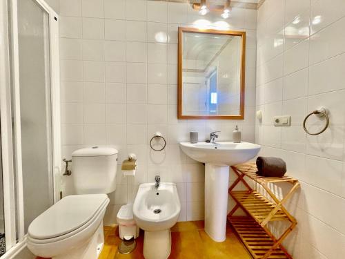 ein weißes Badezimmer mit Waschbecken und Toilette in der Unterkunft ALBATROS GOLF - ISLANTILLA in Islantilla