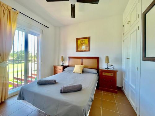 ein Schlafzimmer mit einem Bett mit zwei Kissen darauf in der Unterkunft ALBATROS GOLF - ISLANTILLA in Islantilla
