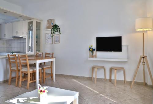 TV a/nebo společenská místnost v ubytování Helios Studios & Apartments