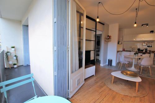 un salon avec une table et une salle à manger dans l'établissement Toulouse grand T2 climatisé Proche Place Dupuy, à Toulouse