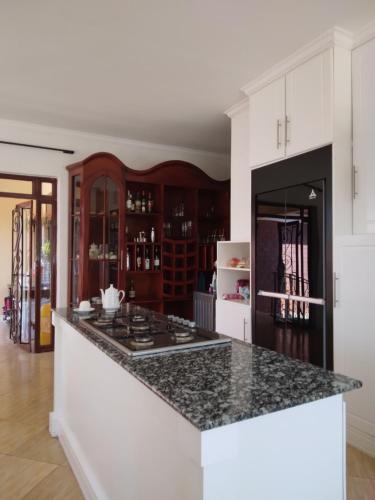 Kuchyň nebo kuchyňský kout v ubytování Sprunger Avenue - tulia homes