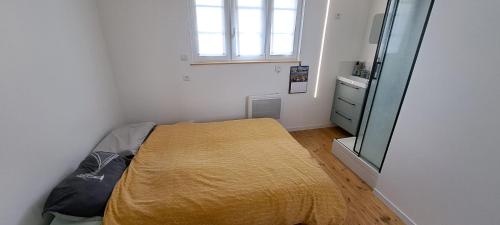 une chambre avec un lit et une fenêtre dans l'établissement L'escale marine, à Calais