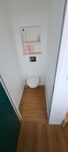 Elle comprend une petite salle de bains pourvue de toilettes. dans l'établissement L'escale marine, à Calais
