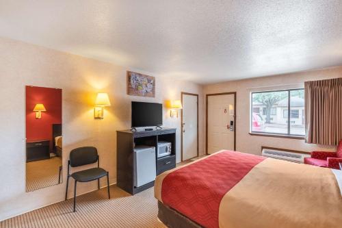 Postel nebo postele na pokoji v ubytování Econo Lodge Fredericksburg
