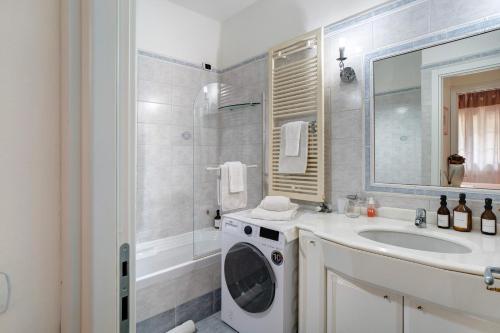 a bathroom with a washing machine and a sink at Salice Felice in Ventimiglia
