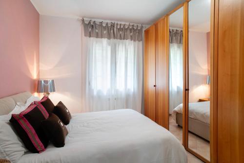 a bedroom with a white bed and a mirror at Salice Felice in Ventimiglia