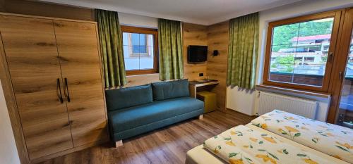 Postel nebo postele na pokoji v ubytování Hotel-Garni Pramstraller