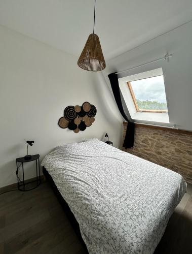 une chambre avec un lit et une fenêtre dans l'établissement Le gîte du Château Mouton, à Châtenoy-le-Royal