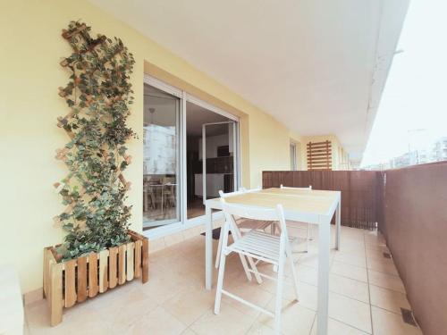 une salle à manger avec une table et un sapin de Noël dans l'établissement Souriez c'est convivial, à Toulouse
