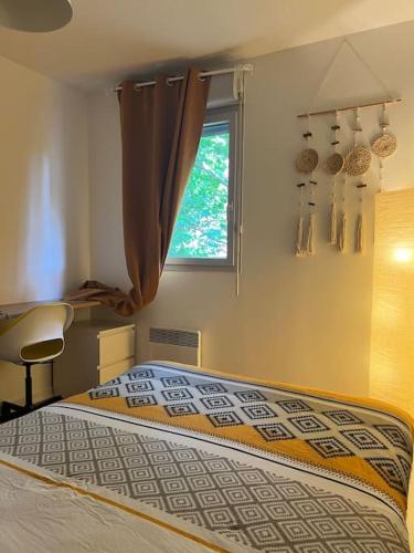 une chambre avec un lit et une fenêtre dans l'établissement Souriez c'est convivial, à Toulouse