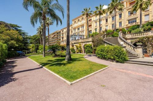 3BR Sea View Apartment Private Terrace Steps to Old Town & Palais