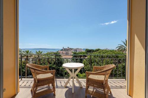 NEWLY RENOVATED! Harbour View on Balcony Terrace