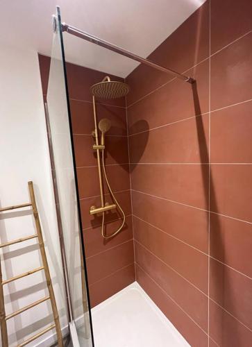 une douche avec une porte vitrée dans une salle de bain dans l'établissement Le balinais , en hyper centre rue au calme avec parking, à Cherbourg en Cotentin