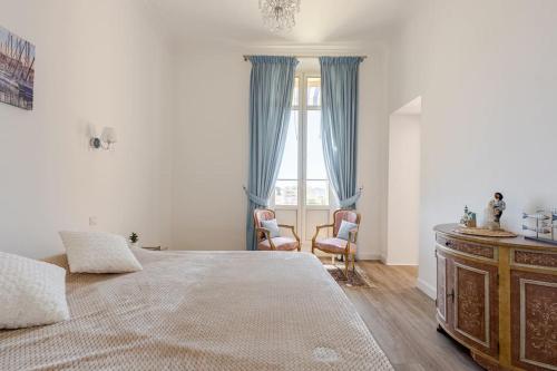 une chambre avec un grand lit et une fenêtre dans l'établissement NEWLY RENOVATED! Harbour View on Balcony Terrace, à Cannes