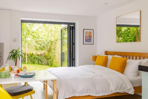 Postel nebo postele na pokoji v ubytování Cosy Cotswolds Retreat near Bath & Castle Combe