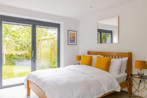 Ένα ή περισσότερα κρεβάτια σε δωμάτιο στο Cosy Cotswolds Retreat near Bath & Castle Combe